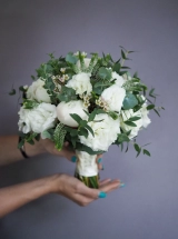 Букет невесты с белоснежными сезонными цветами и обилием зелени