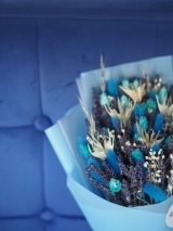 Голубой букет сухоцветов с лавандой и лагурусом