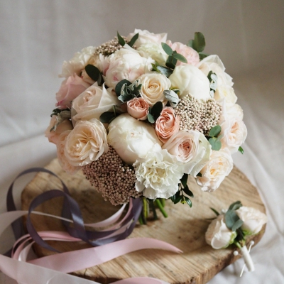 Свадебный букет из кремовых пионов и пионовидных роз