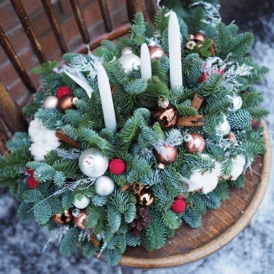Новогодняя еловая композиция на стол с высокими свечами Новогодняя еловая композиция на стол с высокими свечами