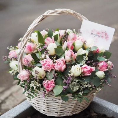 Нежный весенний букет тюльпанов в корзине Нежный весенний букет тюльпанов в корзине