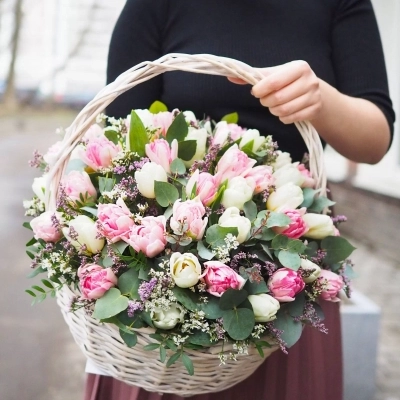 Нежный весенний букет тюльпанов в корзине