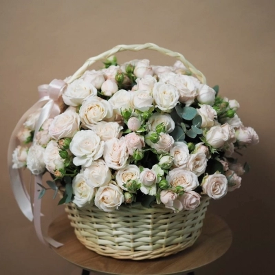 Букет из пионовидных роз сорта Бомбастик в корзине