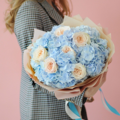 Букет голубых гортензий и пионовидных роз