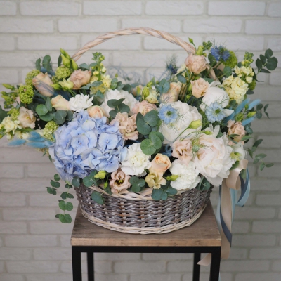 Большая корзина цветов с гортензией, пионами и розами в бело-голубой гамме