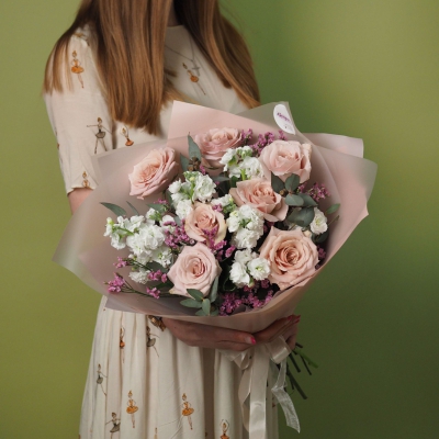 Кустовая маттиола и пудровые розы с эвкалиптом