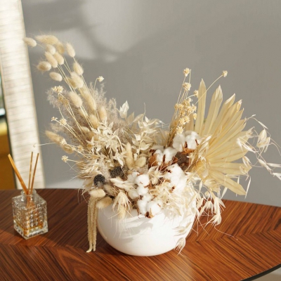 Композиция сухоцветов с хлопком, пальмой и лагурусом в белом кашпо