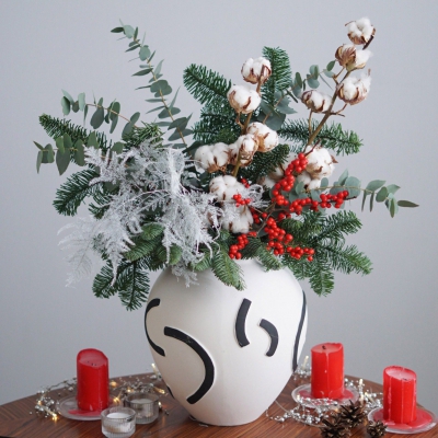 Зимний интерьерный букет из живой ели, веток хлопка и ягод