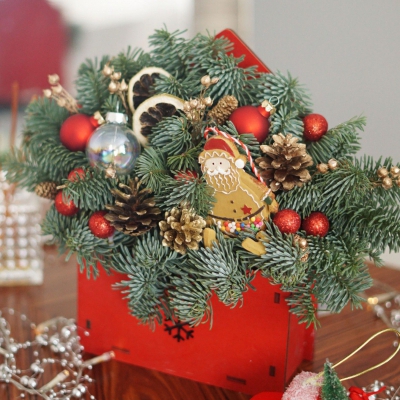 Сказочная новогодняя композиция из ели с Дедом морозом в деревянном конверте