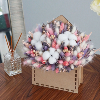 Лавандовый букет сухоцветов с хлопком в деревянном конверте