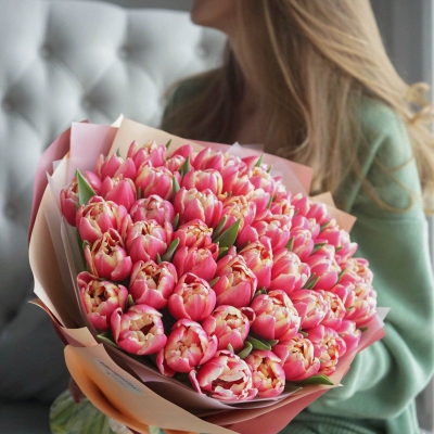 Букет пионовидных ярко-розовых тюльпанов Букет пионовидных ярко-розовых тюльпанов