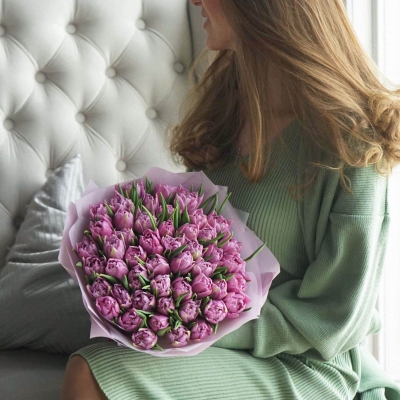 Букет сиреневых пионовидных тюльпанов Дабл Прайс