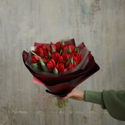 Весенний букет красных тюльпанов сорта Иль де Франс, 15 стеблей