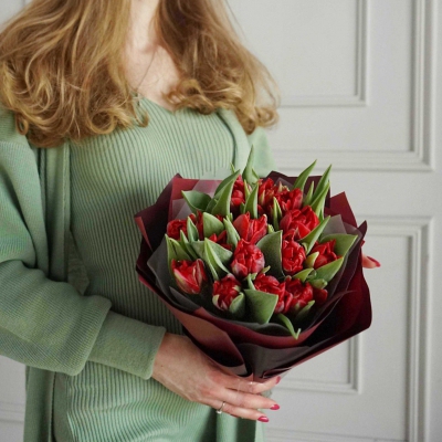 Букет красных пионовидных тюльпанов от 5 шт
