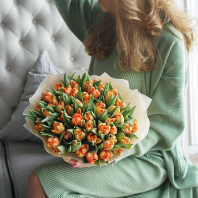 Букет оранжевых пионовидных тюльпанов