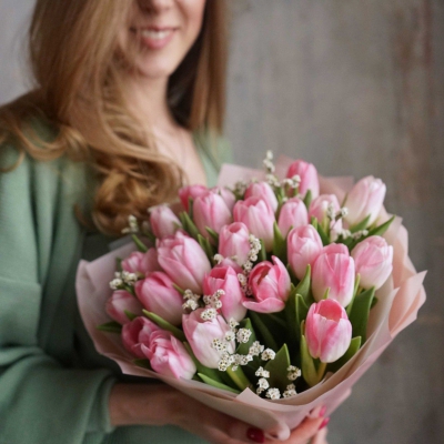 Весенний букет розовых тюльпанов с цветущими веточками