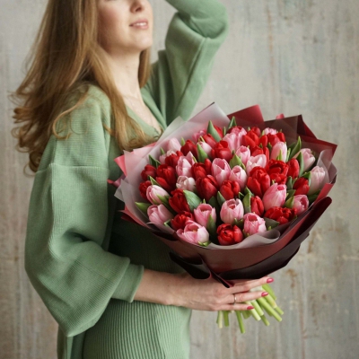 Букет красных и розовых тюльпанов от 5 шт