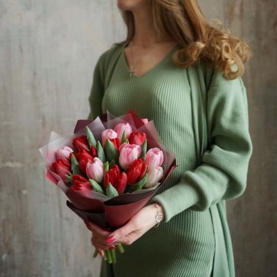 Букет ароматных розовых и красных тюльпанов