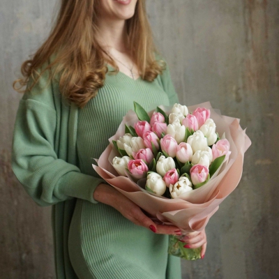 Микс тюльпанов нежных белых и розовых оттенков