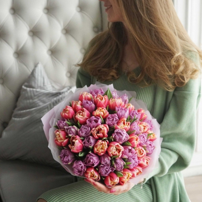 Букет пионовидных тюльпанов ярких оттенков