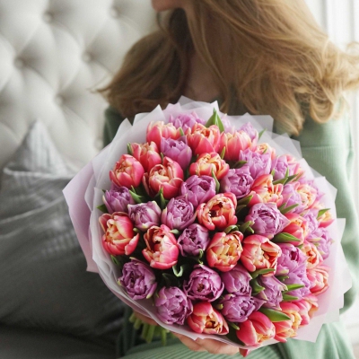 Букет пионовидных тюльпанов ярких оттенков