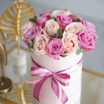 Нежный букет с розами разных оттенков в шляпной коробке