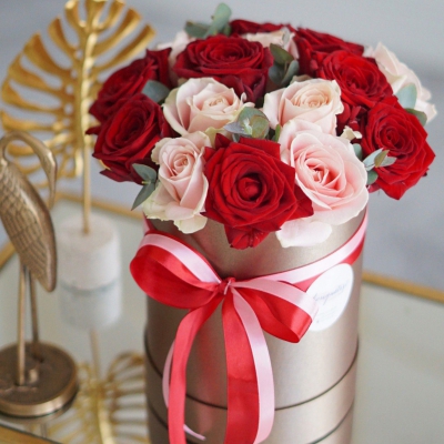 Букет с ароматными розами в шляпной коробке