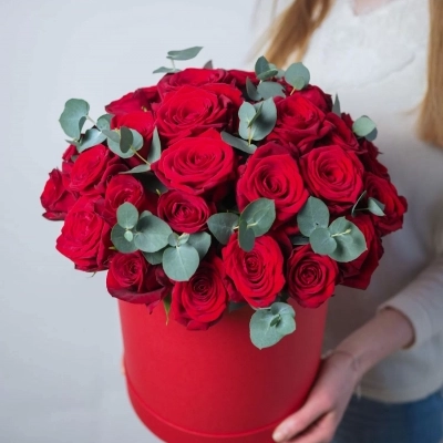 Яркий букет с ароматными бордовыми розами в коробке