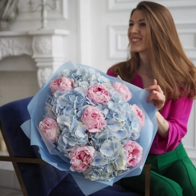 Букет голубых гортензий и розовых пионов