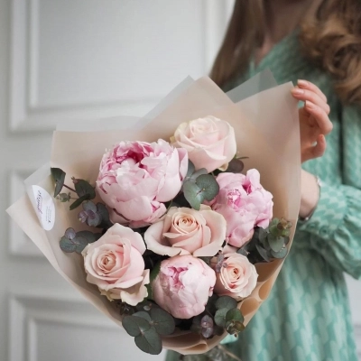 Романтичный букет нежных роз и ароматных пионов