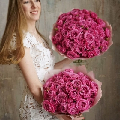 Пышный букет из розовых пионовых роз