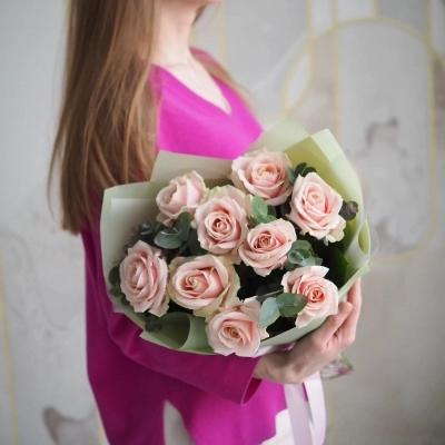 Букет нежных розовых роз с эвкалиптом