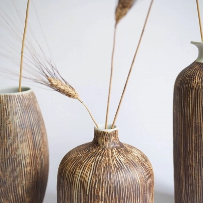 Интерьерный сэт из керамических ваз с колосками черной пшеницы