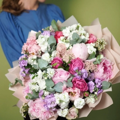 Большой букет цветов с пионами, розами и маттиолой