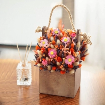 Букет сухоцветов с полевым гелиптерумом, овсом и лавандой в деревянном ящике