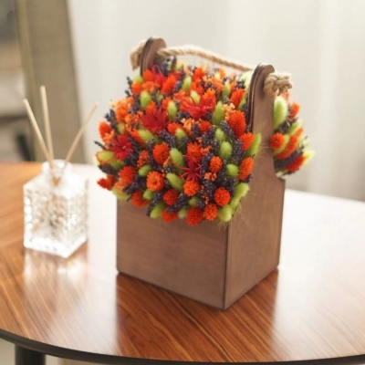 Букет сухоцветов с рыжей нигеллой и ярким салатовым фаларисом в деревянном ящике