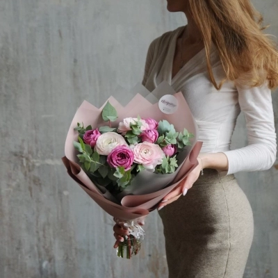 Букет цветов пионовидные розы и ранункулюсы с эвкалиптом