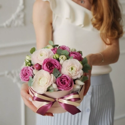 Розовая композиция с ранункулюсами и пионовидными розами в шляпной коробке