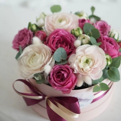 Розовая композиция с ранункулюсами и пионовидными розами в шляпной коробке