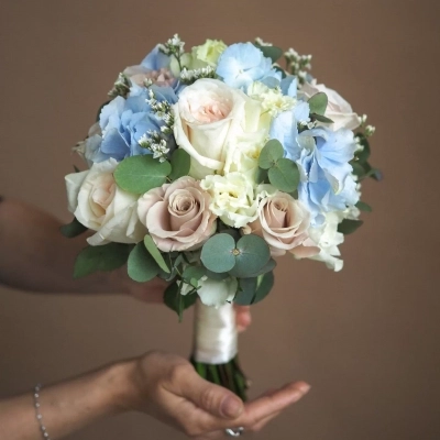 Букет невесты с ароматными пионовидными розами и гортензией