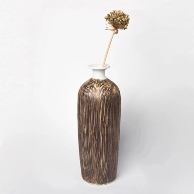 Интерьерная керамическая ваза с белым горлышком
