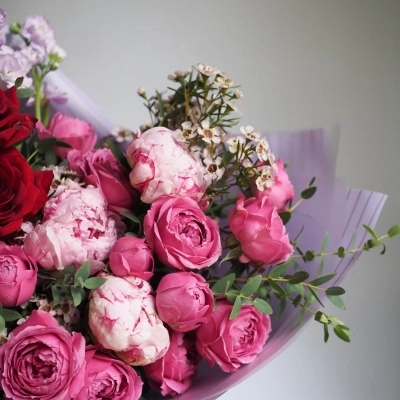 Яркий авторский букет с пионами, розами и зеленью