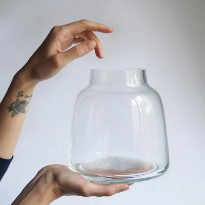 Лаконичная стеклянная ваза