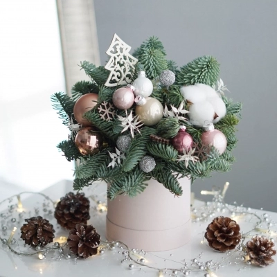 Новогодняя композиция из ели с хлопком и шариками в розовой коробке Новогодняя композиция из ели с хлопком и шариками в розовой коробке