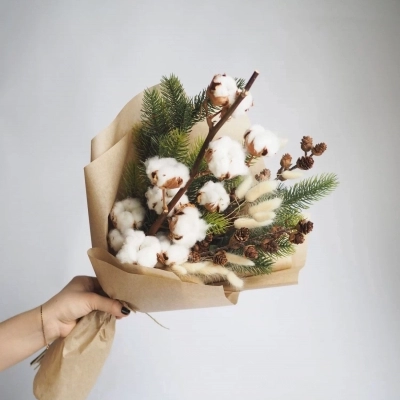 Зимний букет сухоцветов с елью и хлопком