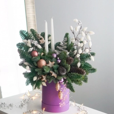 Дизайнерская композиция из датской ели в шляпной коробке Дизайнерская композиция из датской ели в шляпной коробке