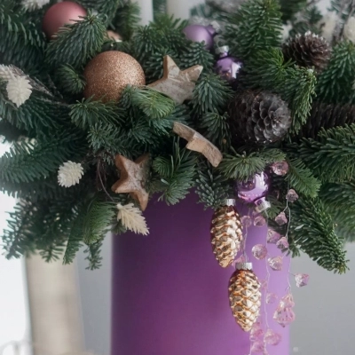 Дизайнерская композиция из датской ели в шляпной коробке Дизайнерская композиция из датской ели в шляпной коробке