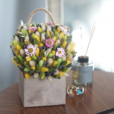 Букет из сухоцветов с геликризумом и лавандой в деревянном ящике 