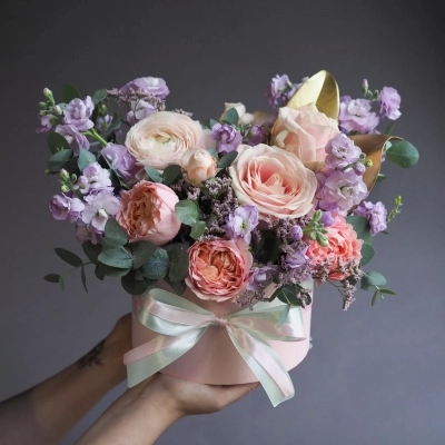 Персиковая композиция с маттиолой и пионовидными розами в шляпной коробке