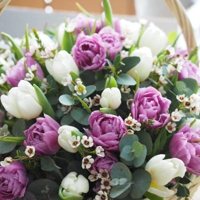 Сиреневая композиция пионовидных тюльпанов в корзине